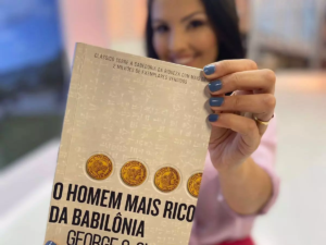 A Mulher com o livro o homem mais rico da babilônia
