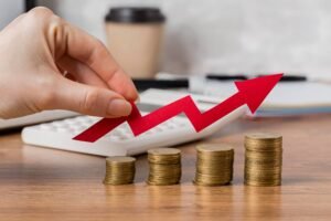 juros composto, pilhas de moedas com seta subindo