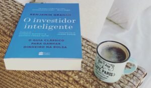 Descubra as estratégias de investimento de Benjamin Graham em "O Investidor Inteligente". Guia essencial para investir com segurança e sucesso a longo prazo.