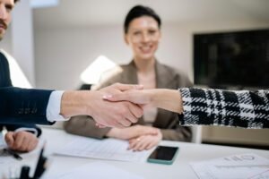 Descubra estratégias práticas para negociar seu salário, aumentar sua renda e avançar na carreira com confiança e sucesso